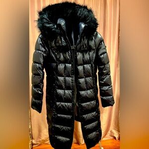 Down coat mid length designer in size 8/10 Medium! Very light and comfortable